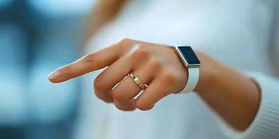 Đó cũng là lý do một số mẫu đồng hồ thông minh hoặc Apple Watch ở một số phiên bản chỉ hỗ trợ theo dõi nhịp tim mà không có tính năng đo nồng độ oxy trong máu, bởi chúng chỉ được trang bị cảm biến LED xanh lá và thiếu hệ thống đèn đỏ cùng hồng ngoại cần thiết cho việc phân tích SpO2.