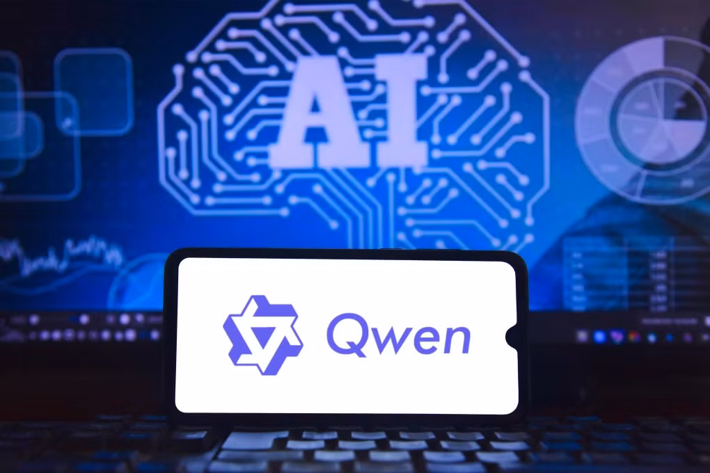 Theo công bố từ Meng Xiaoyi, sản phẩm hoạt động dựa trên mô hình ngôn ngữ lớn Qwen của Alibaba Cloud kết hợp kho dữ liệu “dấu vân tay giọng nói động vật” được xây dựng trong nhiều năm nghiên cứu, qua đó giúp AI nhận diện hành vi và cảm xúc của thú cưng với độ chính xác được quảng bá lên tới 95%.