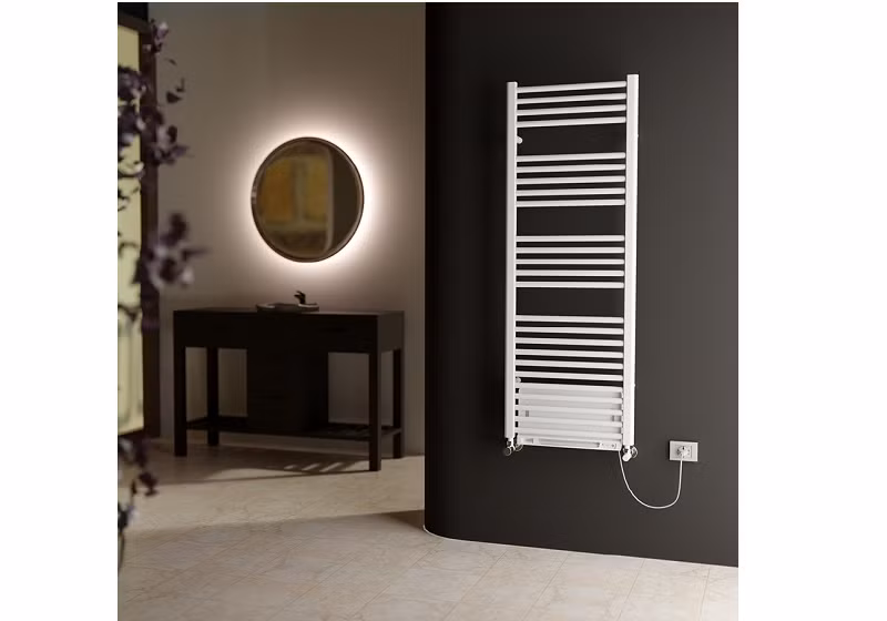 Máy sưởi khăn có thể tiêu thụ tới hàng trăm watt điện khi duy trì nguồn liên tục, đồng thời làm tăng nguy cơ cháy nổ nếu người dùng vô tình phủ kín thiết bị bằng khăn hoặc các vật liệu dễ bắt lửa.