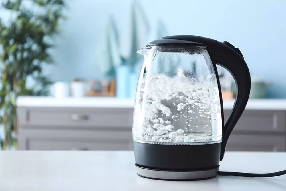 Ngoài việc chọn đúng sản phẩm, người dùng cũng nên phân biệt giữa ấm siêu tốc và bình đun nước nóng giữ nhiệt để lựa chọn phù hợp với nhu cầu sinh hoạt, bởi nếu thường xuyên cần nước nóng nhiều lần trong ngày thì bình giữ nhiệt sẽ tiện lợi hơn, còn ấm siêu tốc phù hợp với nhu cầu đun nước nhanh trong thời gian ngắn.