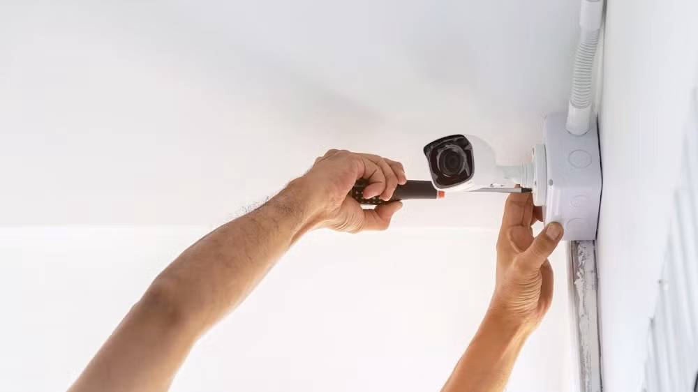 Bên cạnh đó, việc lắp camera tại phòng ngủ hay khu vực riêng tư khiến rủi ro tăng cao nếu thiết bị bị chiếm quyền kiểm soát.