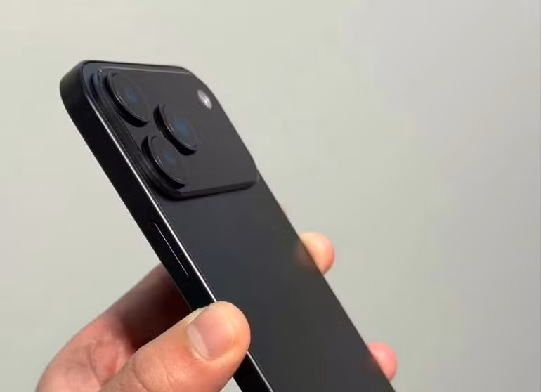 Thiết kế này khiến nhiều người liên tưởng đến dòng Google Pixel hơn là iPhone. (Ảnh: @MajinBuOfficial)