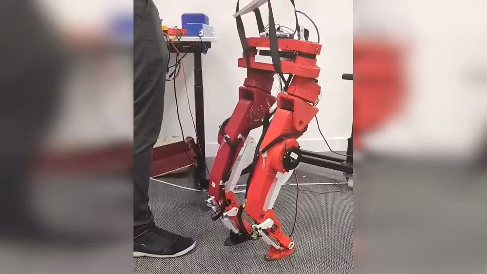 Theo tài liệu thiết kế được công khai, bộ khung của robot được chế tạo từ khoảng 4 kg nhựa PLA+ sử dụng công nghệ in 3D, trong khi hệ thống vận động gồm 12 động cơ khớp nối đến từ chuỗi cung ứng Trung Quốc, kết hợp với bo mạch Raspberry Pi 5 và các linh kiện tiêu chuẩn nhằm giảm tối đa chi phí nhưng vẫn đảm bảo khả năng hoạt động thực tế.