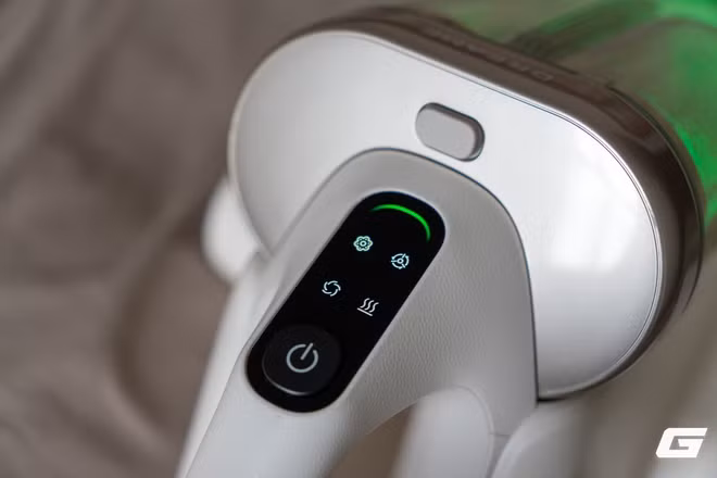 Với mức giá hơn 3 triệu đồng, Dreame D20 Aura hướng đến nhóm người dùng mong muốn một giải pháp chăm sóc giường nệm toàn diện, đặc biệt phù hợp với gia đình có trẻ nhỏ, nuôi thú cưng hoặc những người nhạy cảm với bụi khi kết hợp lực hút mạnh, khử khuẩn, sấy khô và dock tự đổ rác trong cùng một thiết bị.(Ảnh: Genk)