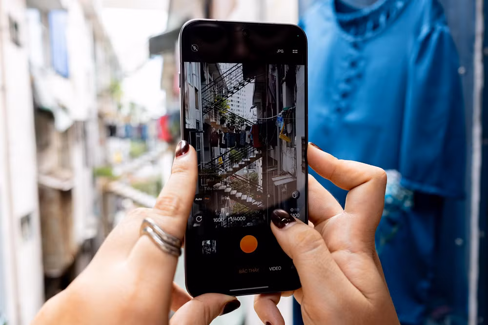 Khả năng chụp chân dung của OPPO Find X9s cũng là yếu tố thu hút đông đảo người dùng nữ khi máy xử lý tông da tự nhiên, giữ được các chi tiết trang điểm, ánh sáng và kết cấu da thật mà không làm mịn quá mức như nhiều smartphone khác trên thị trường hiện nay.