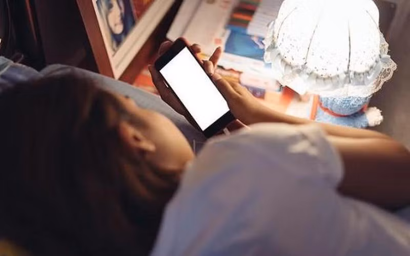 Tình trạng mất ngủ kinh niên cũng ảnh hưởng nghiêm trọng đến hiệu suất làm việc, học tập và các mối quan hệ xã hội.