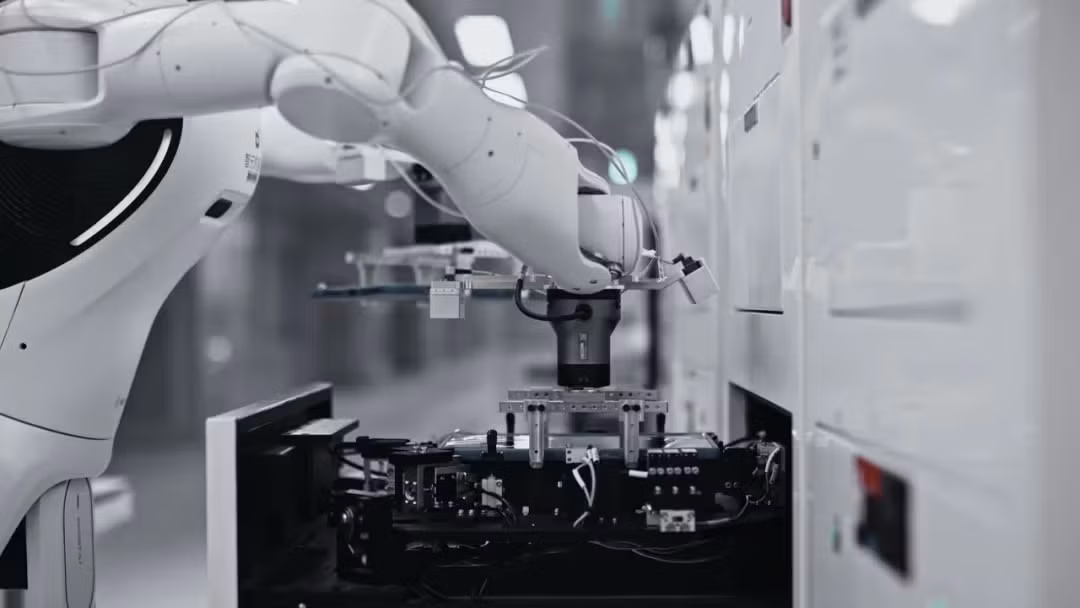 Tuy nhiên, giới chuyên gia nhận định việc triển khai robot vẫn đối mặt nhiều thách thức, từ chi phí đầu tư, bảo trì đến khả năng thích nghi linh hoạt, nhưng đây rõ ràng là bước tiến quan trọng mở ra tương lai của nhà máy thông minh.
