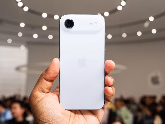 iPhone Air là mẫu iPhone đầu tiên loại bỏ hoàn toàn khay SIM vật lý, chỉ dùng eSIM.