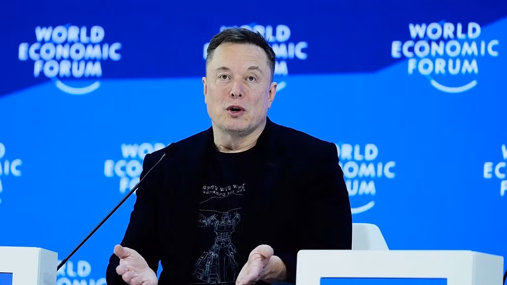 Sự xuất hiện của Elon Musk tại Diễn đàn Kinh tế Thế giới (WEF) Davos hé lộ áp lực tài chính ngày càng lớn phía sau những tham vọng AI và robot.