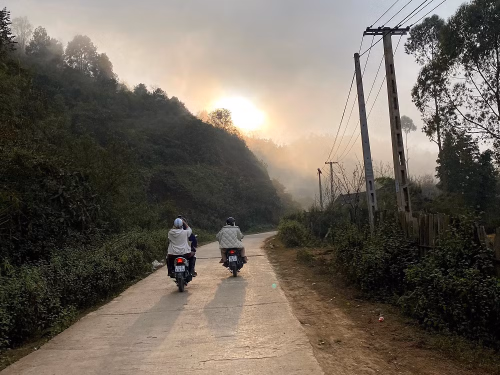 Diệu Linh, một bạn trẻ yêu thích du lịch bụi, cho biết nhiều địa điểm từng mang vẻ đẹp bình yên đã nhanh chóng thay đổi sau khi trở thành hiện tượng trên mạng xã hội, khi lượng lớn du khách chỉ ghé qua để chụp ảnh, quay video rồi rời đi, khiến bản sắc văn hóa và trải nghiệm thực tế dần bị lấn át bởi nhu cầu tạo nội dung phục vụ thuật toán.