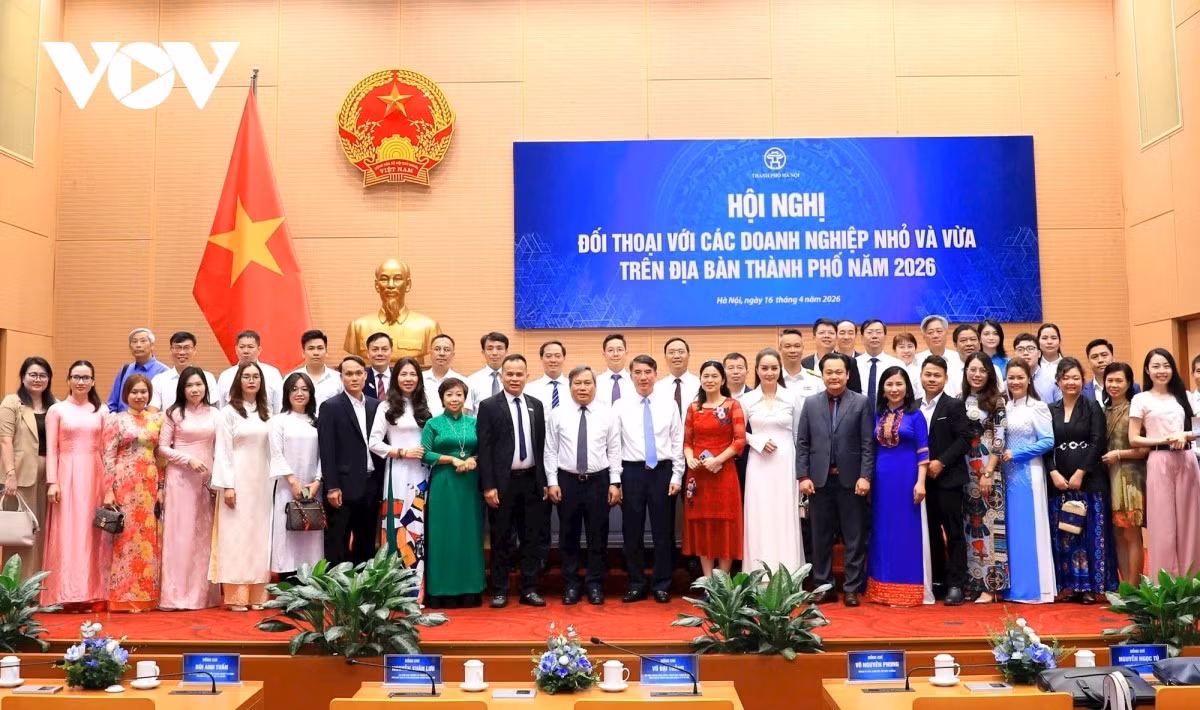 Chủ tịch UBND thành phố Vũ Đại Thắng cùng các đại biểu tham dự hội nghị chụp ảnh lưu niệm.