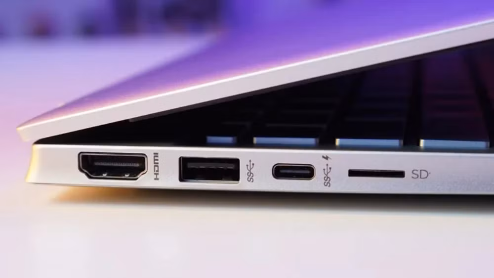 Trong trường hợp laptop hỗ trợ sạc qua USB-C, người dùng hoàn toàn có thể tận dụng sạc điện thoại hoặc sạc đa năng, miễn là thiết bị tương thích chuẩn Power Delivery.