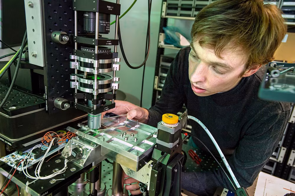 Công nghệ laser femtosecond khắc dữ liệu thành hàng trăm lớp bên trong kính.
