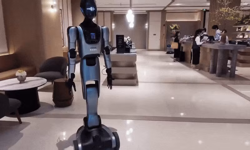 Theo ông Guo Cong, đồng sáng lập kiêm Giám đốc công nghệ của Pudu Robotics, mô hình “phục vụ toàn cảnh” được phát triển nhằm cho phép robot tham gia vào tất cả các khâu vận hành khách sạn, giúp tối ưu chi phí, nâng cao hiệu quả phục vụ và giảm sự phụ thuộc vào nguồn nhân lực trong tương lai.