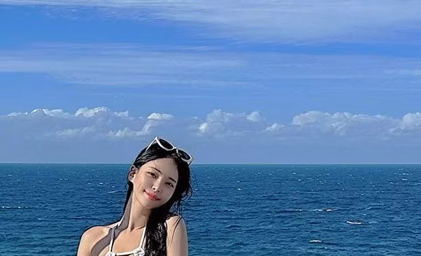 Cô thường xuất hiện tại các resort sang trọng, khoe vẻ đẹp rạng ngời và gu thời trang tinh tế.