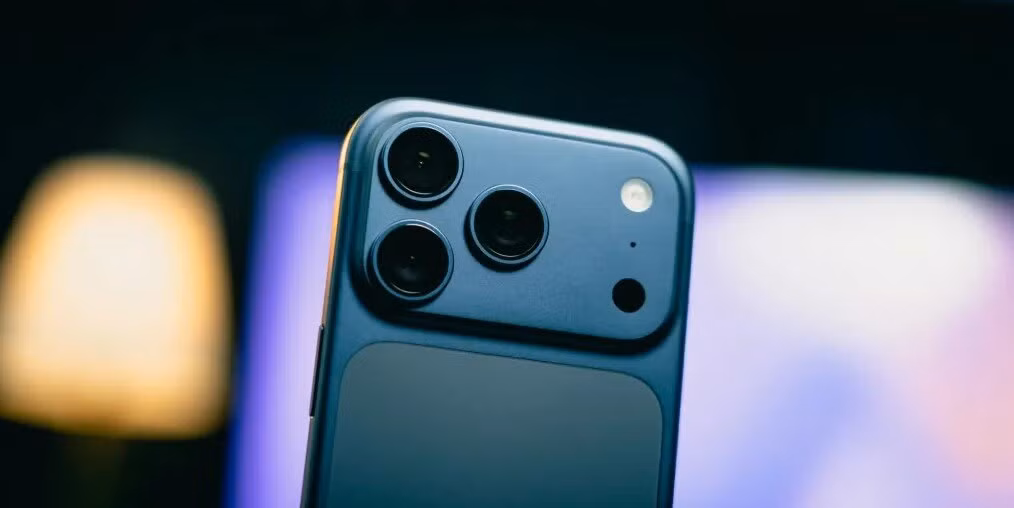 Ở mảng nhiếp ảnh, nhiều nguồn tin tiết lộ iPhone 18 Pro sẽ sở hữu một trong những bản nâng cấp camera lớn nhất từ trước đến nay với camera chính có khẩu độ thay đổi linh hoạt, camera tele được mở rộng khẩu độ để cải thiện khả năng chụp thiếu sáng, đồng thời cụm camera được thiết kế lớn hơn khiến thân máy dày thêm nhằm đáp ứng yêu cầu của hệ thống quang học mới.