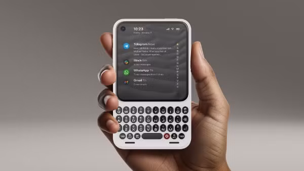 Không chỉ những người từng gắn bó với BlackBerry, nhiều người trẻ chưa từng sử dụng điện thoại bàn phím trước đây cũng bắt đầu bị thu hút bởi cảm giác gõ phím vật lý, bởi thao tác này tạo ra một “độ ma sát” nhất định giúp hạn chế việc lướt mạng xã hội vô thức trong nhiều giờ liên tục.