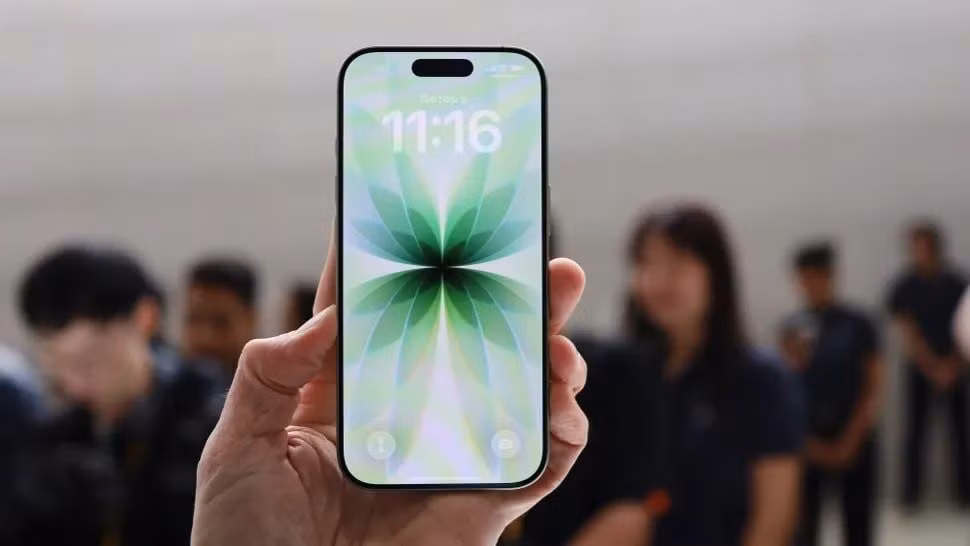 iPhone 17 cũng có màn hình lớn 6.3 inch với viền mỏng, ngang bằng phiên bản Pro. Điều này mang lại trải nghiệm thị giác cao cấp trong mức giá dễ tiếp cận hơn.