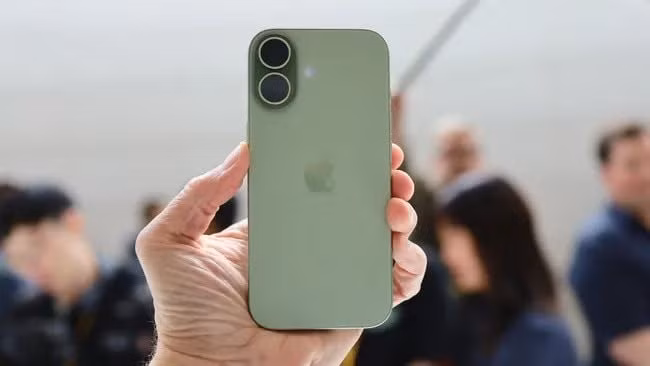 Giữa dàn iPhone mới, iPhone 17 bị ví như “chú vịt xấu xí” nhưng lại gây bất ngờ khi được nhiều chuyên gia gọi là mẫu đáng mua nhất. Nó không chỉ là bản nâng cấp của iPhone 16 mà còn tiệm cận dòng Pro hơn bao giờ hết.