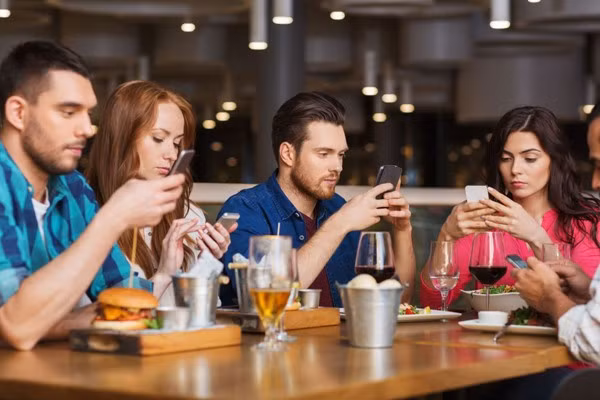 Smartphone đã trở thành công cụ bắt buộc, khiến việc cai nghiện khó nhưng không phải là không thể.
