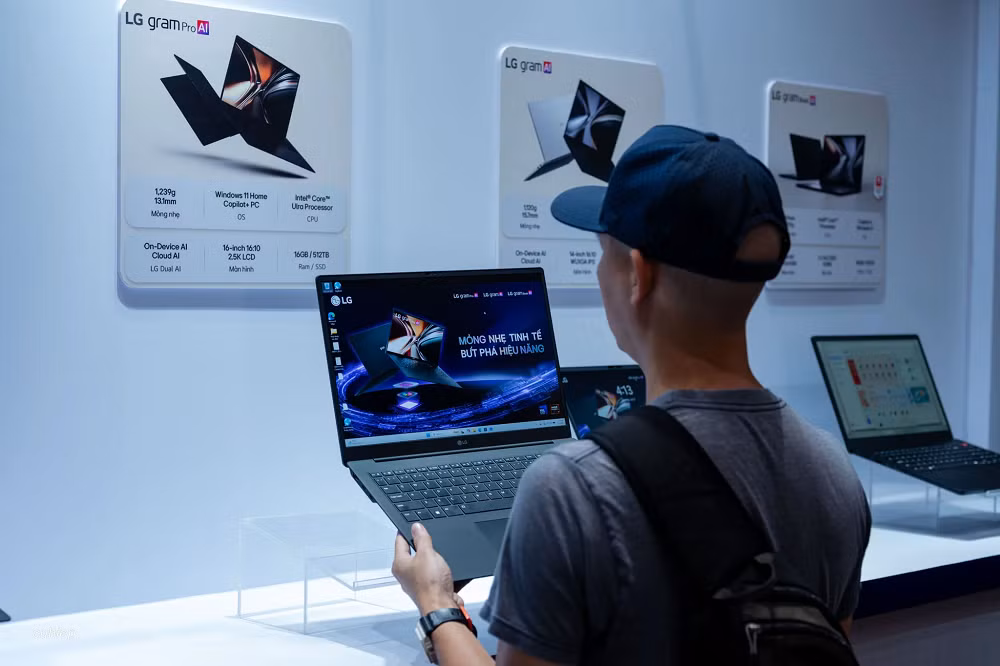 Việc LG đồng loạt nâng cấp cả ba dòng gram AI 2026 cho thấy cuộc đua laptop AI đang chuyển từ việc chỉ tăng hiệu năng sang nâng cao trải nghiệm sử dụng thực tế. Những tính năng như xử lý AI ngoại tuyến, chia sẻ dữ liệu đa nền tảng, khóa máy và xóa dữ liệu từ xa hay thiết kế siêu nhẹ đều phản ánh xu hướng mới của ngành máy tính cá nhân. Với bộ ba LG gram AI 2026, hãng kỳ vọng mang đến một hệ sinh thái laptop vừa mạnh về AI, vừa linh hoạt trong kết nối và đủ an toàn để đáp ứng nhu cầu làm việc trong kỷ nguyên số.