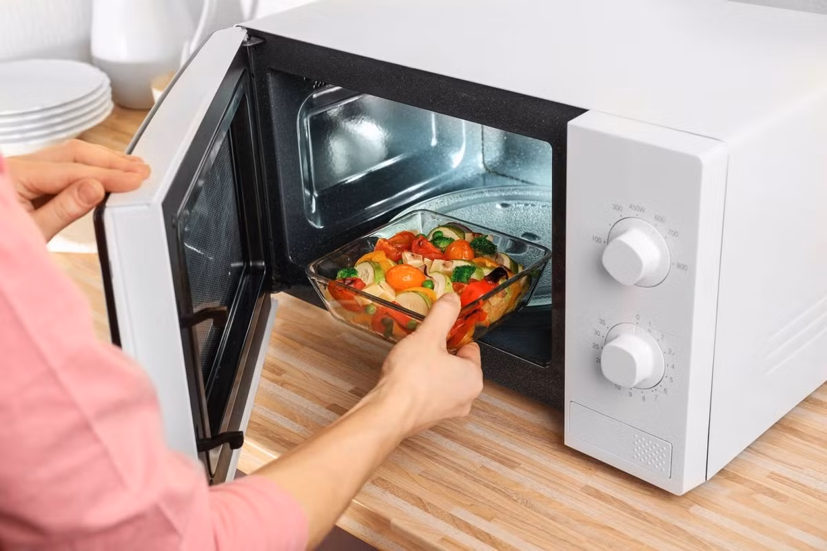 Không mở cửa lò nhiều lần cũng giúp giảm thất thoát nhiệt và tiết kiệm 5–10% lượng điện tiêu thụ.