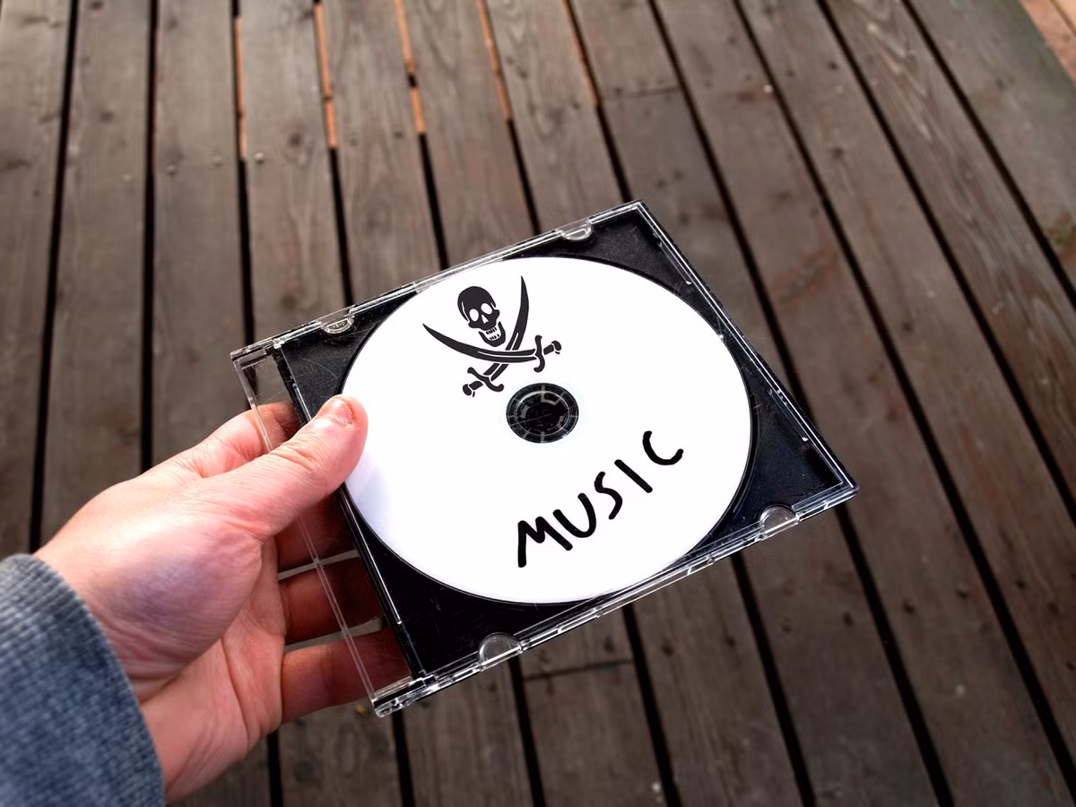 MP3 và iTunes đưa âm nhạc “nằm gọn trong túi”, tiện lợi nhưng kéo theo vấn nạn vi phạm bản quyền.