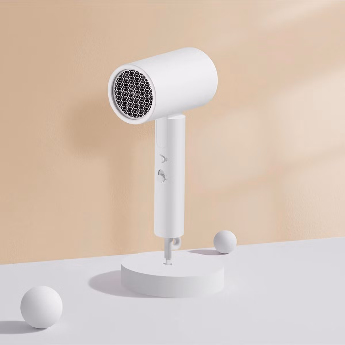 Máy sấy tóc Xiaomi Compact Hair Dryer H101 gập gọn, luồng khí mạnh 15 m/giây, tạo 50 triệu ion âm, giá chỉ 350.000 đồng, tiện mang đi du lịch.