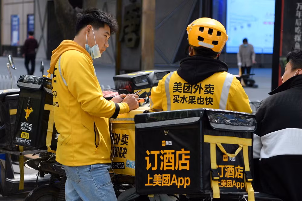 Meituan, nền tảng giao đồ ăn lớn hàng đầu Trung Quốc với hơn 770 triệu người dùng giao dịch mỗi năm và mạng lưới hơn 14,5 triệu đối tác kinh doanh, vừa gây bất ngờ khi chính thức xác nhận đứng sau LongCat 2.0 - mô hình AI từng xuất hiện dưới cái tên bí ẩn Owl Alpha, hiện đang nằm trong nhóm dẫn đầu trên OpenRouter với hơn 10,1 nghìn tỷ token được xử lý mỗi tháng, tăng tới 242% so với tháng trước và vượt qua nhiều mô hình AI nổi tiếng của OpenAI lẫn Google về mức độ sử dụng.