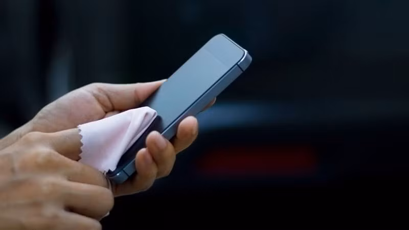 Giải pháp đúng là tắt nguồn, lau khô bằng khăn mềm, đặt nơi thoáng mát và mang đến trung tâm sửa chữa uy tín.