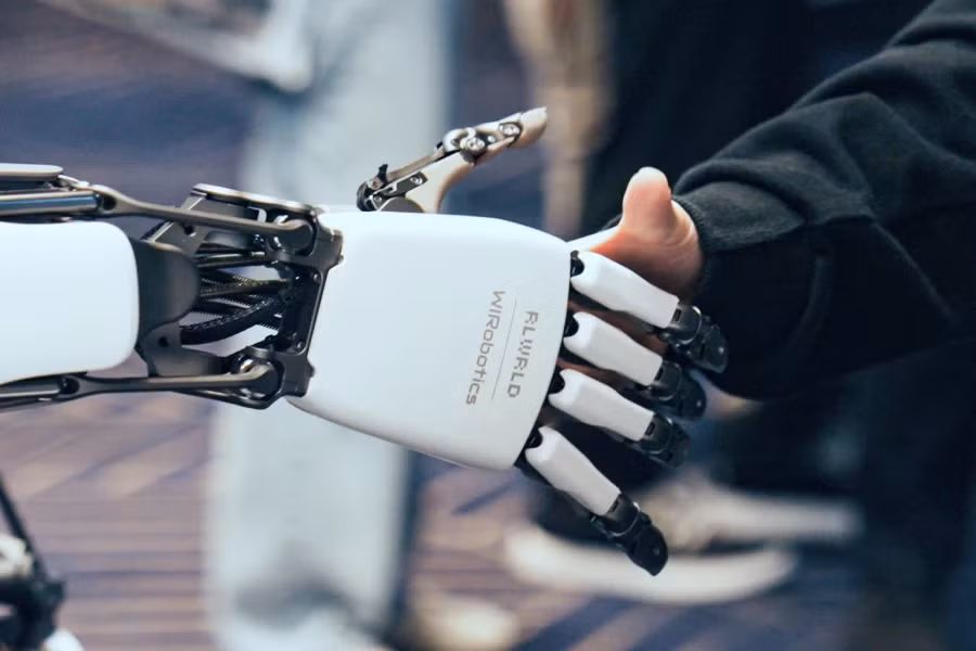 Nếu thành công, công nghệ của RLWRLD có thể mở ra tương lai nơi robot không chỉ làm việc tự động mà còn sở hữu sự linh hoạt, tinh tế và khả năng phối hợp giống con người, tạo nên cuộc cách mạng mới trong ngành logistics, sản xuất và dịch vụ toàn cầu.