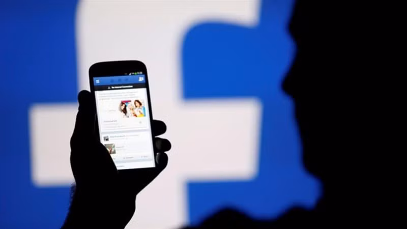 Sau hơn hai thập kỷ phát triển, Facebook không còn đơn thuần là một mạng xã hội mà đã trở thành cỗ máy trí tuệ nhân tạo quy mô toàn cầu. Từ gợi ý kết bạn, sắp xếp bảng tin, phát hiện nội dung vi phạm cho đến quảng cáo cá nhân hóa, AI hiện diện trong gần như mọi hoạt động của nền tảng, biến Facebook thành một trong những hệ thống công nghệ phức tạp nhất từng được con người xây dựng.