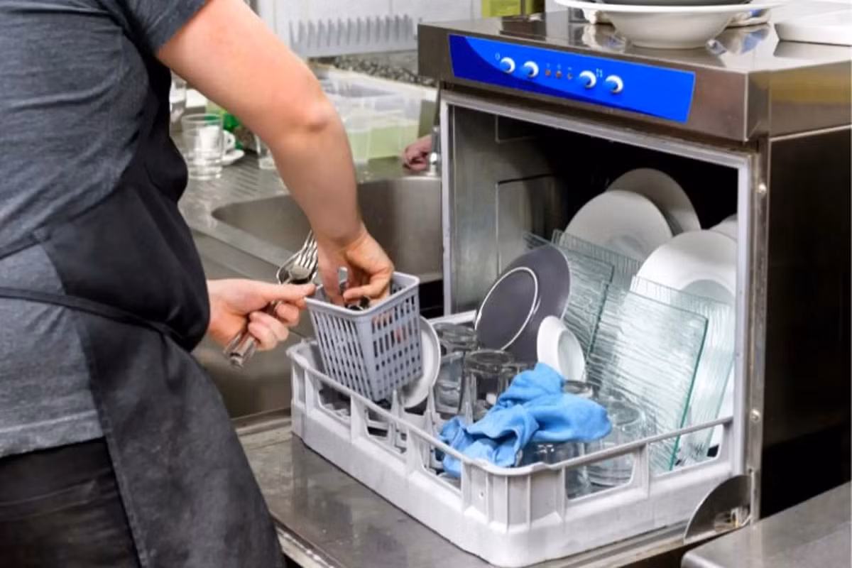 Giàn rửa linh hoạt là điểm cộng lớn, giúp xếp vừa nồi chảo và ly cao - rất phù hợp với thói quen dùng bát đĩa của người Việt.