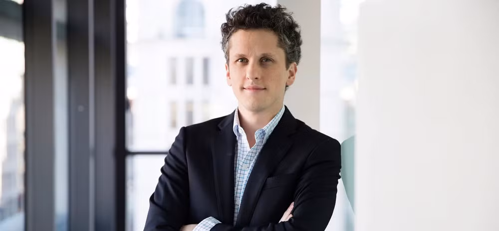 Theo Aaron Levie, nguyên nhân khiến nhiều CEO mắc phải “căn bệnh” này là bởi họ thường đứng quá xa quá trình triển khai thực tế, nơi các kỹ sư và đội ngũ vận hành phải xử lý vô số công đoạn phức tạp để biến một mô hình AI hoạt động tốt trong phòng thí nghiệm thành hệ thống vận hành ổn định, an toàn và tạo ra giá trị thực sự cho doanh nghiệp.