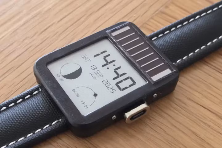 Dù mang phong cách “tự chế”, LightInk vẫn sở hữu nhiều tính năng đáng chú ý như GPS tích hợp, loa ngoài, kết nối LoRa liên lạc tầm xa công suất thấp cùng màn hình E Ink có đèn nền giúp hiển thị tốt cả ngoài trời nắng gắt lẫn trong môi trường thiếu sáng.