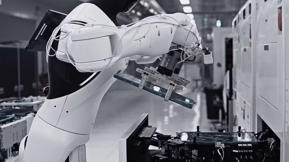 Để đạt được khả năng này, robot đã trải qua hơn bốn tháng huấn luyện, bao gồm mô phỏng kỹ thuật số toàn bộ dây chuyền, thử nghiệm thực tế và kiểm tra liên tục trước khi chính thức vận hành.
