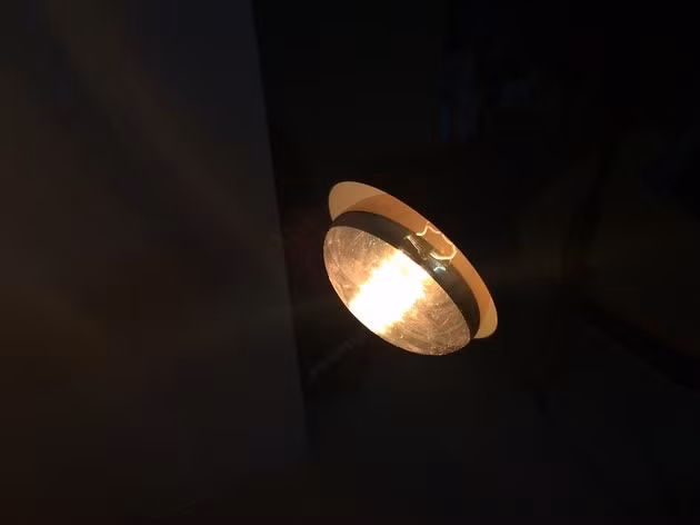 Nếu không có máy sấy, có thể đặt thiết bị vào hộp kín cùng 2-3 bóng đèn sợi đốt để tạo nhiệt làm khô tự nhiên.