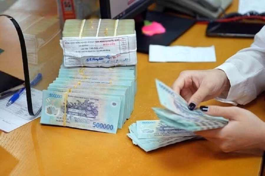 Khách hàng cần mang theo CMND/CCCD và thẻ ATM để hoàn tất thủ tục rút và khóa tài khoản.