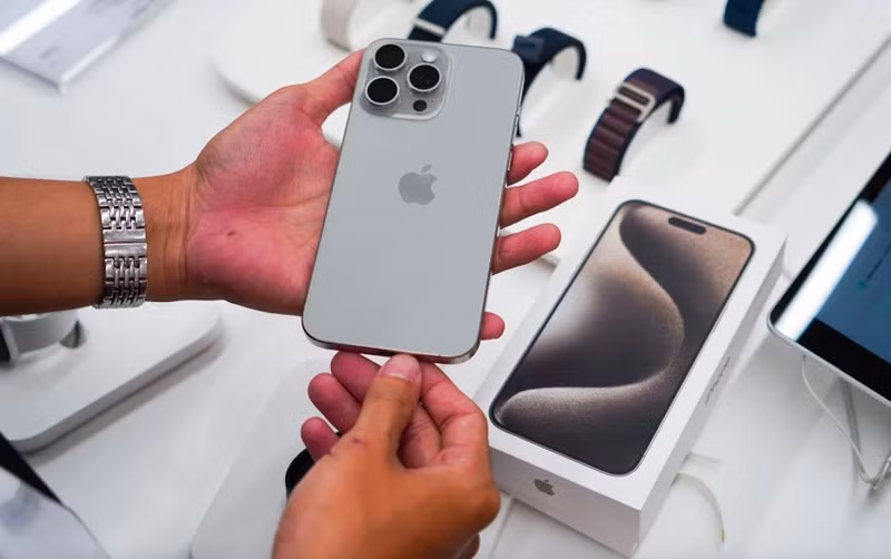 So với Galaxy S25 Edge, những smartphone này đều có điểm mạnh riêng về hiệu năng, thiết kế hoặc giá trị sử dụng lâu dài. (Ảnh: VnEconomy)