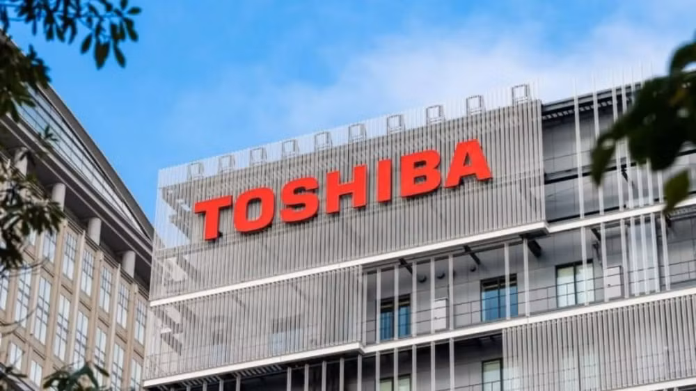 Khủng hoảng của Toshiba không chỉ đến từ lĩnh vực bán dẫn mà còn xuất phát từ bê bối kế toán, xung đột nội bộ giữa các lãnh đạo và khoản thua lỗ khổng lồ của Westinghouse Electric tại Mỹ, buộc tập đoàn phải bán thêm các mảng thiết bị y tế, đồ gia dụng, tivi và máy tính cá nhân để bù đắp thiệt hại và tránh nguy cơ phá sản.