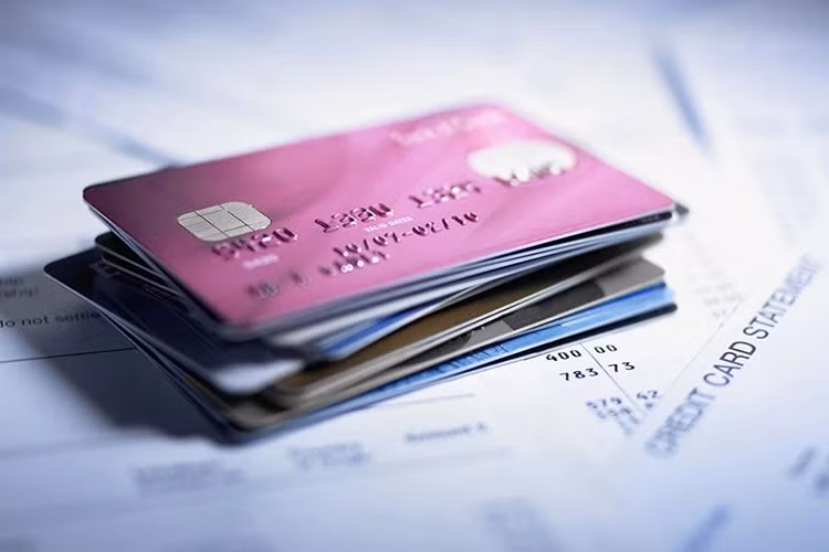 Một trong những sai lầm phổ biến nhất là chi tiêu vượt khả năng tài chính, khiến áp lực trả nợ ngày càng lớn.
