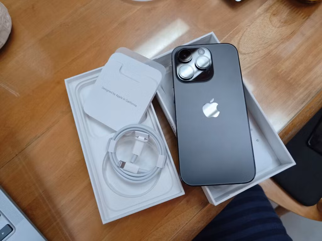 Cựu giám đốc thiết kế Jony Ive cũng từng nhấn mạnh rằng bao bì không đơn thuần là lớp vỏ chứa thiết bị mà còn là một phần trong câu chuyện trải nghiệm, nơi mỗi thao tác mở hộp đều được thiết kế như một “nghi thức công nghệ” dành riêng cho người dùng Apple.