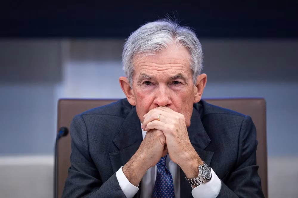 Powell nhấn mạnh nền kinh tế Mỹ đang phân đôi, người giàu hưởng lợi còn tầng lớp thấp gặp khó.
