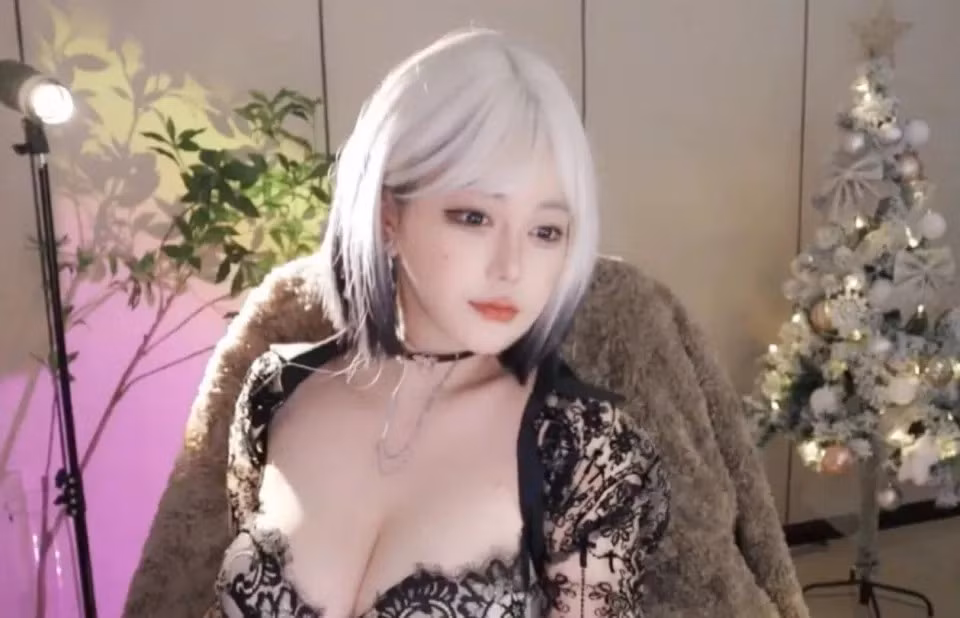 Lưu Phi Nhi từng nổi tiếng với danh xưng “nữ hoàng bán ảnh” khi kiếm tới hàng trăm triệu đồng mỗi ngày từ việc bán album cá nhân.