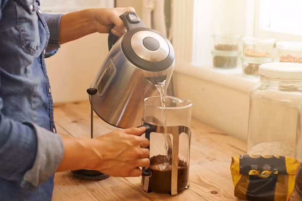 Để giảm thất thoát nhiệt, người dùng nên luôn đậy kín nắp ấm trong quá trình đun, đồng thời tránh đặt thiết bị ở nơi có luồng gió mạnh từ quạt hoặc điều hòa vì điều này khiến nhiệt lượng bị phân tán, làm thời gian đun kéo dài và lượng điện tiêu thụ tăng lên mà nhiều người thường không để ý.