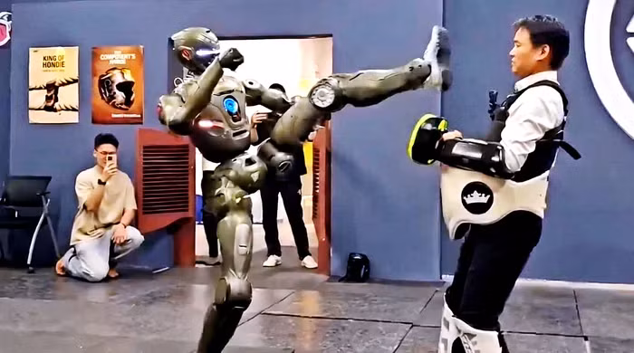 Một yếu tố quan trọng khác là giá trị truyền thông mà robot hình người mang lại, bởi mỗi video ghi lại cảnh robot nhảy múa, chạy bộ hay thực hiện các động tác phức tạp đều có khả năng lan truyền mạnh mẽ trên mạng xã hội, thu hút sự chú ý của công chúng và góp phần quảng bá thương hiệu cho doanh nghiệp đứng sau công nghệ này.