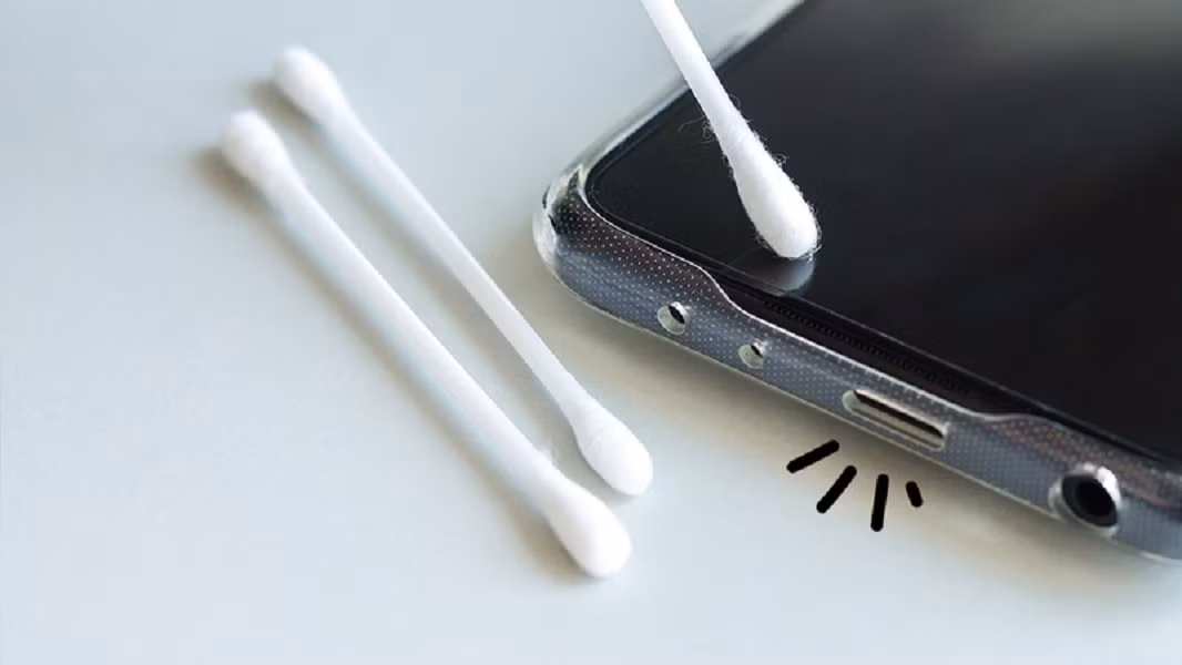 Chuyên gia khuyên nên vệ sinh cổng sạc định kỳ bằng que chọc SIM và vải mềm không xơ.