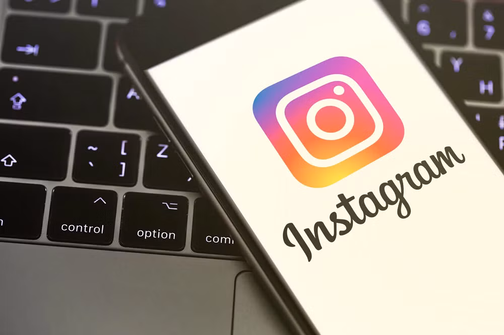 Trong nhiều năm, Instagram luôn được xem là nền tảng xây dựng hình ảnh cá nhân, thời trang, làm đẹp và phong cách sống, nhưng lại gặp hạn chế lớn trong việc tạo doanh thu trực tiếp cho các nhà sáng tạo nội dung, khiến nhiều influencer chỉ coi đây là kênh phụ để dẫn người theo dõi sang Facebook, TikTok hoặc gian hàng Shopee nhằm tối ưu thu nhập từ tiếp thị liên kết và bán hàng.