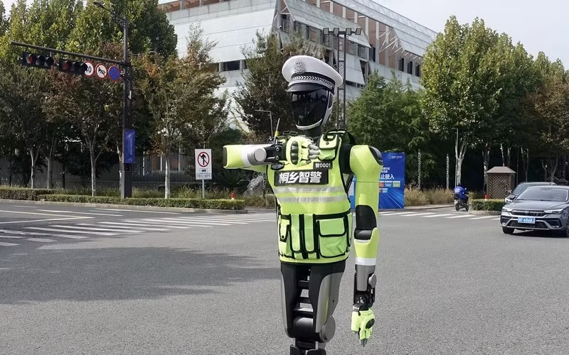 Người dân Thượng Hải bất ngờ khi thấy robot cảnh sát Xiao Hu “Tiểu Hổ” xuống phố làm nhiệm vụ.