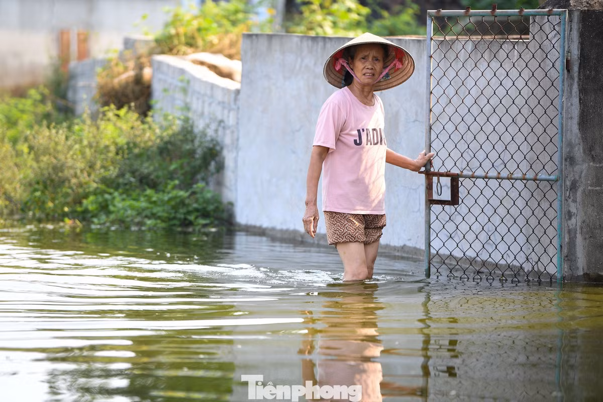 Nước ngập kéo dài khiến việc đi lại, sinh hoạt của người dân gặp nhiều khó khăn. Nhiều người vẫn phải lội nước để ra vào nhà.